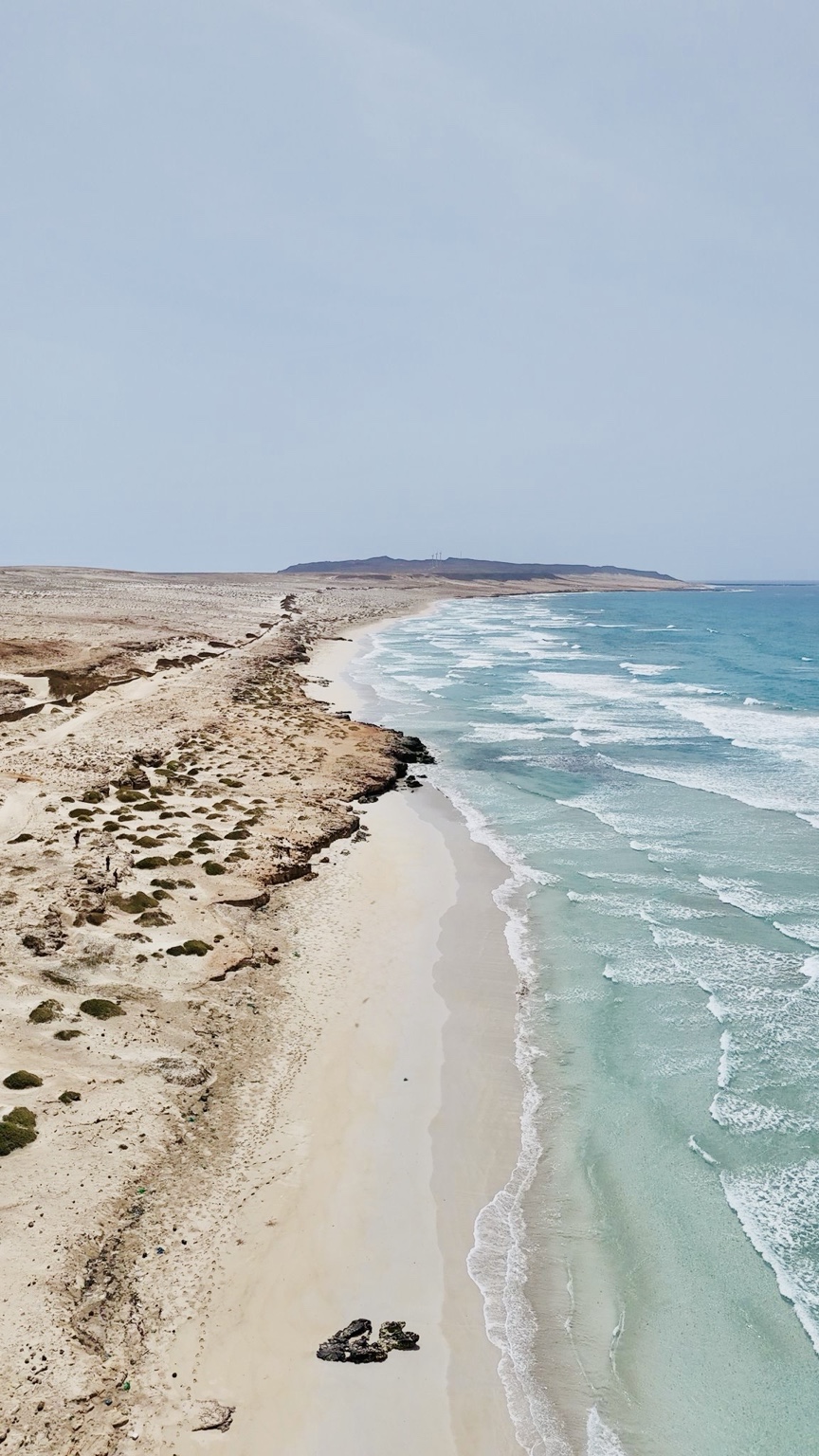 Langer heller Sandstrand an der Küste von Boa Vista