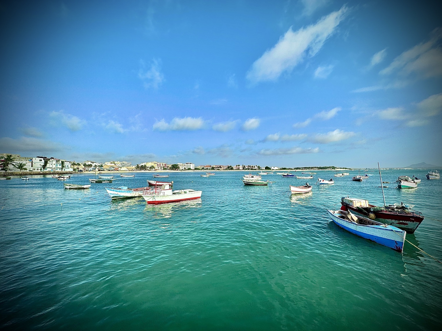 Boote auf türkisem Wasser vor Sal Rei
